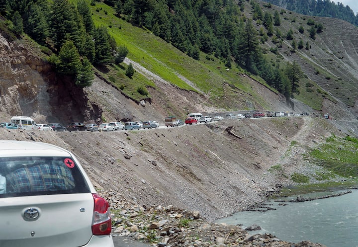 অমরনাথ যাত্রা, বৈষ্ণোদেবী মন্দিরের মতো তীর্থস্থানও রয়েছে। যার জন্য প্রতিবছর হাজার হাজার পুণ্যার্থী অধীর আগ্রহে অপেক্ষা করেন।