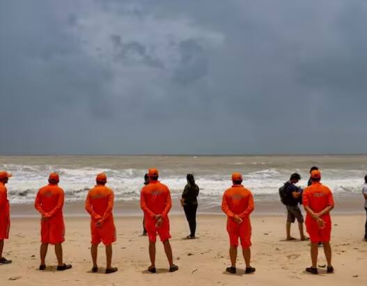 ਮੋਹਪਾਤਰਾ ਨੇ ਕਿਹਾ, ਬਿਪਰਜੋਏ ਚੱਕਰਵਾਤ ਵੀਰਵਾਰ (15 ਜੂਨ) ਸ਼ਾਮ ਨੂੰ ਗੁਜਰਾਤ ਸਰਹੱਦ ਨਾਲ ਟਕਰਾਏਗਾ। ਰਾਤ ਤੋਂ ਬਾਅਦ ਸਵੇਰ ਤੱਕ ਹਵਾ ਦੀ ਰਫ਼ਤਾਰ 60 ਤੋਂ 70 ਕਿਲੋਮੀਟਰ ਪ੍ਰਤੀ ਘੰਟਾ ਰਹਿ ਸਕਦੀ ਹੈ। ਚੱਕਰਵਾਤ ਕਾਰਨ ਭਾਰੀ ਨੁਕਸਾਨ ਹੋਣ ਦੀ ਸੰਭਾਵਨਾ ਹੈ।