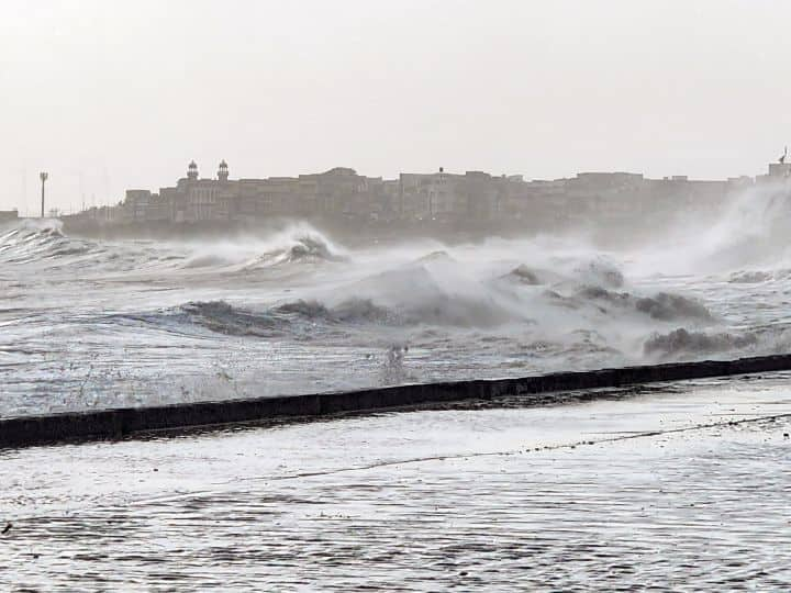 Cyclone Biporjoy Landfall Started In Gujarat  Kutch Saurashtra IMD Alert Amit Shah Meeting With NDRD And Indian Army Cyclone Biparjoy: चक्रवात बिपरजॉय ने गुजरात के सौराष्ट्र और कच्छ इलाकों में दस्तक दी, रात तक जारी रहेगा लैंडफॉल, जानें ताजा अपडेट