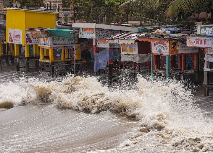 Cyclone Biparjoy: ચક્રવાત બિપરજોયના ખતરાને જોતા અત્યાર સુધીમાં કુલ 50 હજાર લોકોને સુરક્ષિત સ્થળોએ ખસેડવામાં આવ્યા છે. કેન્દ્ર સરકાર પણ સ્થિતિ પર ચાંપતી નજર રાખી રહી છે.