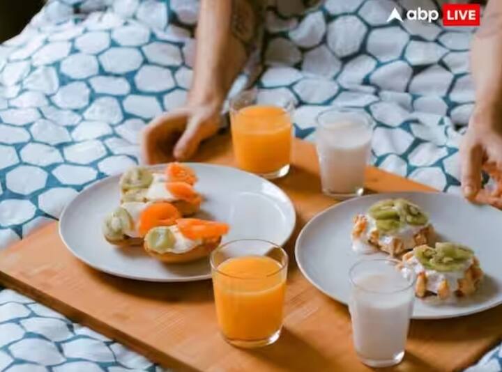 ਮੰਜੇ 'ਤੇ ਬੈਠ ਕੇ ਖਾਣਾ ਦੇਵੀ ਲਕਸ਼ਮੀ ਦਾ ਅਪਮਾਨ ਕਰਨ ਦੇ ਬਰਾਬਰ ਹੈ। ਇਹ ਵੀ ਮੰਨਿਆ ਜਾਂਦਾ ਹੈ ਕਿ ਖਾਣ ਦਾ ਸਬੰਧ ਜੁਪੀਟਰ ਅਤੇ ਰਾਹੂ ਨਾਲ ਹੈ। ਬਿਸਤਰੇ 'ਤੇ ਬੈਠ ਕੇ ਖਾਣਾ ਖਾਣ ਨਾਲ ਰਾਹੂ ਨੂੰ ਵੀ ਗੁੱਸਾ ਆਉਂਦਾ ਹੈ ਅਤੇ ਖੁਸ਼ਹਾਲੀ ਘੱਟ ਹੋਣ ਲੱਗਦੀ ਹੈ।