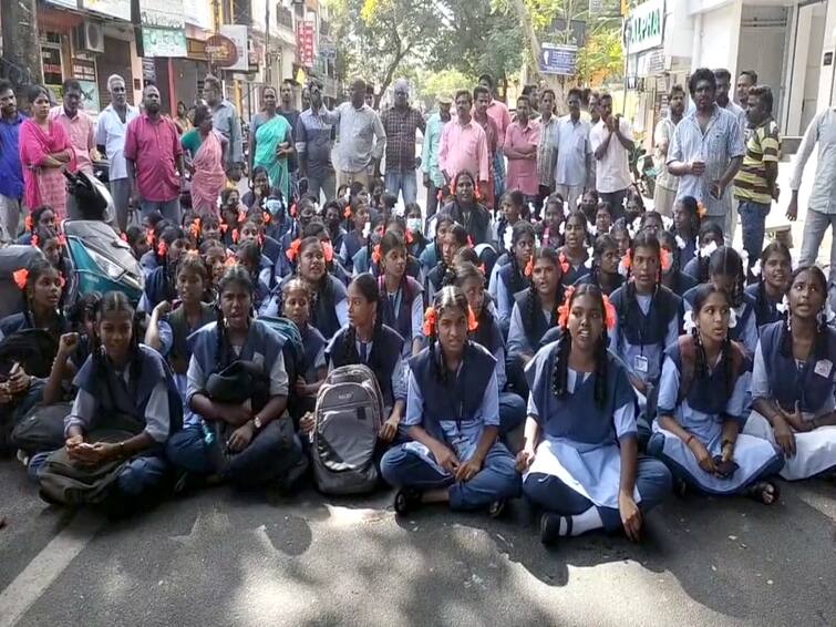 Puducherry Due to non-availability of permanent school building, schoolgirls are blocking the road by sitting in the middle of the road TNN புதுச்சேரியில்  நிரந்தர பள்ளி கட்டிடம் இல்லாததால் நடுரோட்டில் அமர்ந்து பள்ளி மாணவிகள் சாலை மறியல்