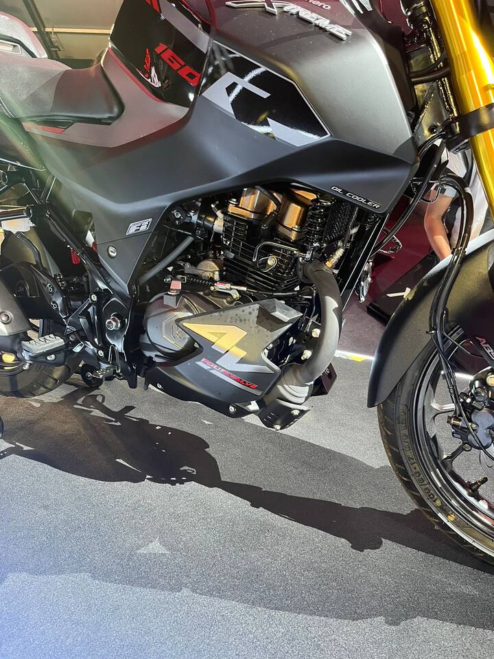 इसके डिजाइन कि बात करें तो इस बाइक में पारंपरिक टेलीस्कोपिक यूनिट्स के मुकाबले अपसाइड-डाउन फ्रंट फोर्क्स के साथ आती है. इसके रियर में प्रीलोड-एडजस्टेबल मोनो-शॉक यूनिट दिया गया है. इसमें दोनों पहियों पर डिस्क ब्रेक दिए गए हैं और साथ में सिंगल चैनल ABS भी दिया गया है.