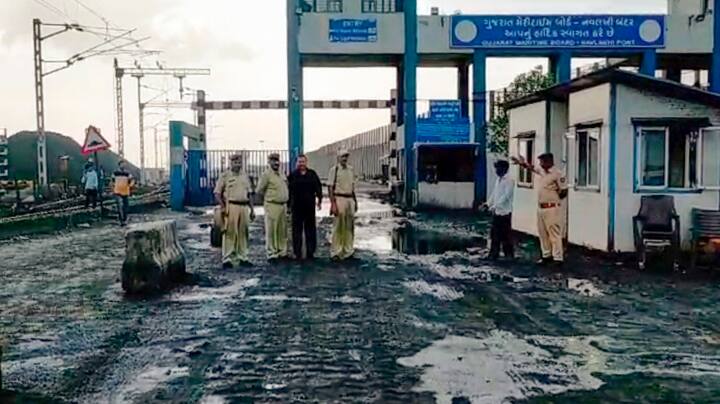 ঘণ্টায় ১২৫ থেকে ১৫০ কিলোমিটার গতিবেগে বইতে পারে ঝোড়ো হাওয়া। ২০২১ সালে গুজরাতে আছড়ে পড়েছিল Tauktae। তার দু'বছরের মাথায় এবার গুজরাত উপকূলে তাণ্ডবলীলা চালাতে হাজির অতি সক্রিয় ঘূর্ণিঝড় বিপর্যয়।