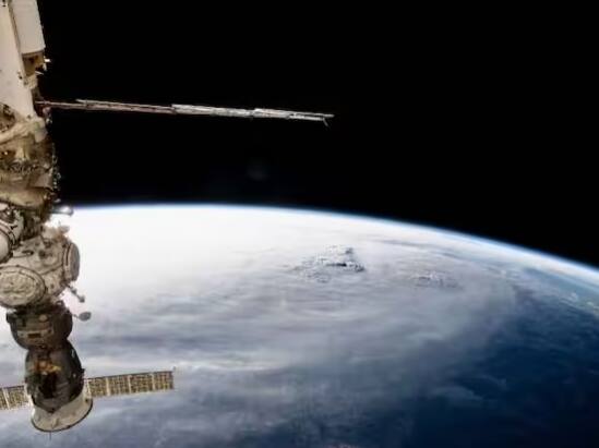 ਸੰਯੁਕਤ ਅਰਬ ਅਮੀਰਾਤ (UAE) ਦੇ ਪੁਲਾੜ ਯਾਤਰੀ ਸੁਲਤਾਨ ਅਲ ਨੇਯਾਦੀ ਨੇ ਆਪਣੇ ਟਵਿੱਟਰ ਅਕਾਊਂਟ 'ਤੇ ਅਰਬ ਸਾਗਰ 'ਤੇ ਚੱਕਰਵਾਤੀ ਤੂਫਾਨ ਬਿਪਰਜੋਏ ਦੀਆਂ ਕੁਝ ਤਸਵੀਰਾਂ ਪੋਸਟ ਕੀਤੀਆਂ ਹਨ।