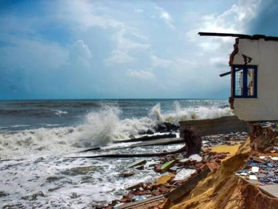 ਉਨ੍ਹਾਂ ਕਿਹਾ ਕਿ ਲੈਂਡਫਾਲ ਮਾਂਡਵੀ ਅਤੇ ਕਰਾਚੀ ਦੇ ਵਿਚਕਾਰ ਜਖਾਊ ਬੰਦਰਗਾਹ ਦੇ ਆਲੇ-ਦੁਆਲੇ ਪੱਛਮ ਵਿੱਚ ਹੋਵੇਗਾ। ਇਸ ਦੇ ਨਾਲ ਹੀ ਸ਼ੁੱਕਰਵਾਰ ਸਵੇਰ ਤੱਕ ਹਵਾ ਦੀ ਰਫਤਾਰ ਕਮਜ਼ੋਰ ਹੋ ਕੇ 70 ਤੋਂ 90 ਕਿਲੋਮੀਟਰ ਹੋ ਜਾਵੇਗੀ।