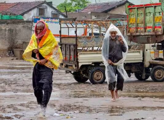 ਮੌਸਮ ਵਿਭਾਗ ਨੇ ਕਿਹਾ ਕਿ ਚੱਕਰਵਾਤ ਉੱਤਰ ਪੂਰਬ ਦੀ ਦਿਸ਼ਾ ਵੱਲ ਵੱਧ ਰਿਹਾ ਹੈ। ਇਸ ਦੇ ਨਾਲ ਹੀ ਭਾਰੀ ਬਾਰਿਸ਼ ਕਾਰਨ ਕੱਛ ਦੇ ਇਲਾਕਿਆਂ 'ਚ ਕਾਫੀ ਨੁਕਸਾਨ ਹੋਣ ਦਾ ਖਦਸ਼ਾ ਹੈ। ਸ਼ੁੱਕਰਵਾਰ ਸਵੇਰ ਤੋਂ ਹਵਾ ਦੀ ਰਫ਼ਤਾਰ ਹੌਲੀ ਹੋ ਜਾਵੇਗੀ।