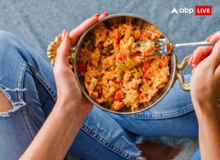 ਇਸ ਲਈ ਸਾਨੂੰ ਜ਼ਮੀਨ 'ਤੇ ਬੈਠ ਕੇ ਖਾਣਾ ਖਾਣ ਦੀ ਕੋਸ਼ਿਸ਼ ਕਰਨੀ ਚਾਹੀਦੀ ਹੈ। ਮੰਜੇ 'ਤੇ ਬੈਠ ਕੇ ਖਾਣਾ ਖਾਣ ਨਾਲ, ਤੁਸੀਂ ਭੋਜਨ ਦੀ ਬੇਇੱਜ਼ਤੀ ਦੇ ਨਾਲ-ਨਾਲ ਮੰਜੇ ਦੀ ਵੀ ਬੇਇਜ਼ਤੀ ਕਰਦੇ ਹੋ।