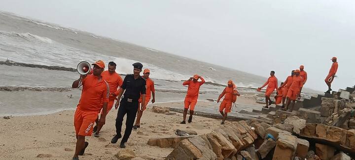প্রবল হাওয়ার দাপট। গুজরাতে একাধিক জায়গায় ঝোড়ো হাওয়ায় সম্পত্তির ক্ষতি। যদিও এখনও কোনও হতাহতের ঘটনা নেই।