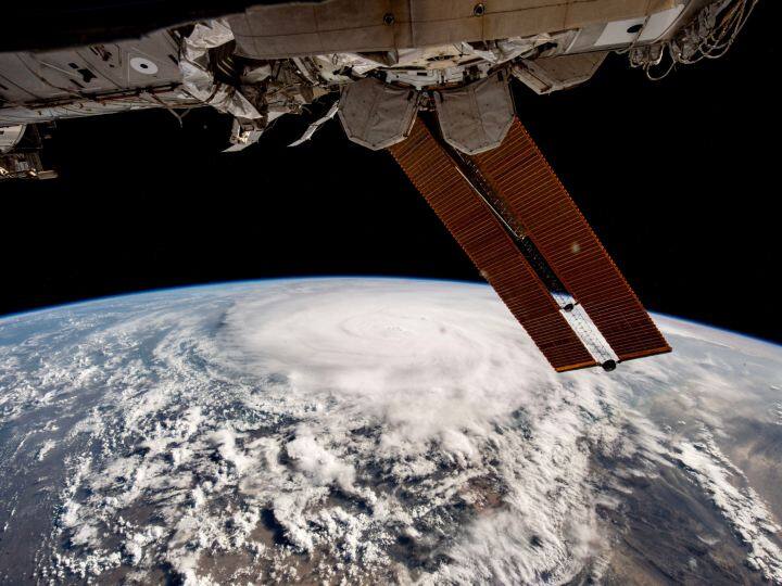 UAE Astronaut Sultan Al Neyadi Captured Biparjoy Cyclone From International Space Station Biparjoy Cyclone: अंतरिक्ष से कैसा दिखता है चक्रवात बिपरजॉय? यूएई के एस्ट्रोनॉट ने लीं तस्वीरें