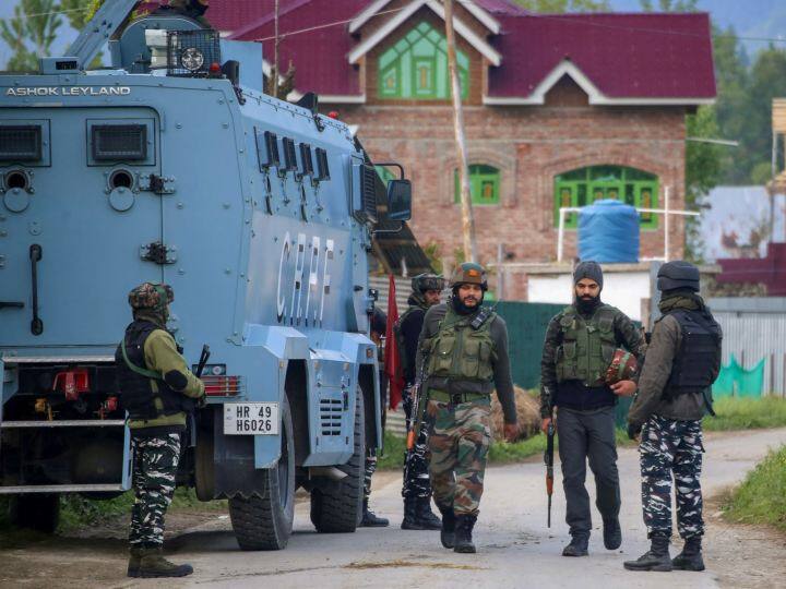 Jammu Kashmir LoC Militant hideout busted in Poonch Huge Cache of Pakistani Arms Ammunition Recovered ann Jammu Kashmir: जम्मू-कश्मीर के पुंछ में नियंत्रण रेखा के पास आतंकवादी ठिकाने का भंडाफोड़, पाकिस्तानी हथियार बरामद