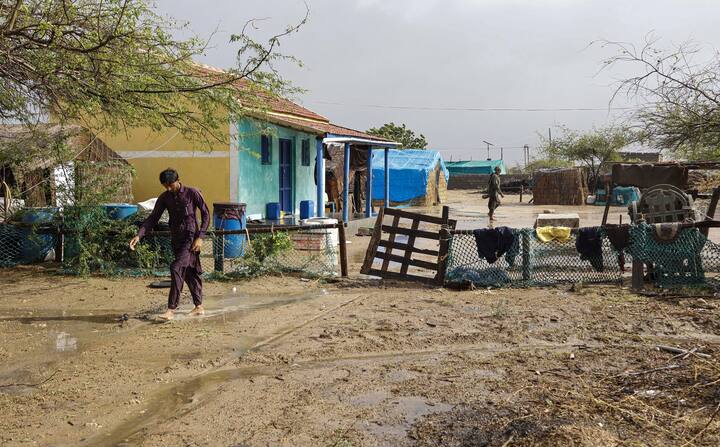 ঘূর্ণিঝড়ের ভয়ে তটস্থ ভারতের পশ্চিম উপকূল। ঘূর্ণিঝড় 'বিপর্যয়' গুজরাতে আছড়ে পড়বে আর কিছুক্ষণের মধ্যেই। উপকূল থেকে সরানো হচ্ছে বাসিন্দাদের।