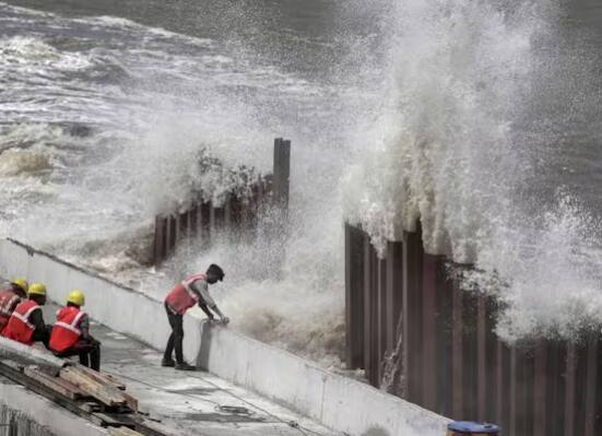 ਮੋਹਪਾਤਰਾ ਨੇ ਕਿਹਾ, ਹਵਾ ਦੀ ਰਫ਼ਤਾਰ ਹੁਣ 120 ਤੋਂ 135 ਕਿਲੋਮੀਟਰ ਪ੍ਰਤੀ ਘੰਟਾ ਹੈ। ਸਵੇਰੇ ਇਸ ਦੀ ਟ੍ਰੈਵਲ ਸਪੀਡ 5 ਕਿਲੋਮੀਟਰ ਸੀ, ਪਰ ਹੁਣ ਇਹ 10 ਹੈ ਅਤੇ ਸ਼ਾਮ ਤੱਕ ਇਹ 14 ਹੋ ਜਾਵੇਗੀ। ਉਨ੍ਹਾਂ ਕਿਹਾ ਕਿ ਚੱਕਰਵਾਤ ਦਾ ਦਿੱਲੀ 'ਤੇ ਕੋਈ ਸਿੱਧਾ ਅਸਰ ਨਹੀਂ ਪਵੇਗਾ। ਇਸ ਦੇ ਨਾਲ ਹੀ ਰਾਜਸਥਾਨ 'ਚ ਵੀ ਇਸ ਕਾਰਨ ਭਾਰੀ ਬਾਰਿਸ਼ ਹੋਵੇਗੀ।