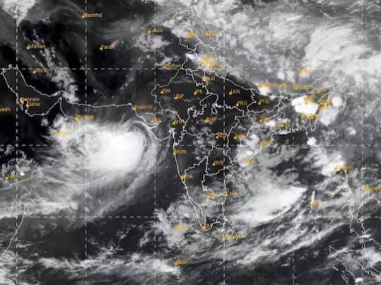 ਭਾਰਤੀ ਮੌਸਮ ਵਿਭਾਗ (IMD) ਦੇ ਡਾਇਰੈਕਟਰ ਜਨਰਲ, ਮ੍ਰਿਤੁੰਜੇ ਮੋਹਪਾਤਰਾ ਨੇ ਵੀਰਵਾਰ (15 ਜੂਨ) ਨੂੰ ਇੱਕ ਪ੍ਰੈਸ ਕਾਨਫਰੰਸ ਕਰਕੇ ਬਿਪਰਜੋਏ ਚੱਕਰਵਾਤ ਬਾਰੇ ਤਾਜ਼ਾ ਅਪਡੇਟ ਦਿੱਤੀ। ਉਨ੍ਹਾਂ ਕਿਹਾ ਲੈਂਡਫਾਲ ਸ਼ਾਮ ਨੂੰ ਸ਼ੁਰੂ ਹੋਵੇਗਾ ਅਤੇ ਅੱਧੀ ਰਾਤ ਤੱਕ ਚੱਲੇਗਾ। ਸ਼ਾਮ ਕਰੀਬ 6 ਵਜੇ ਤੋਂ ਬਾਅਦ ਲੈਂਡਫਾਲ ਦੀ ਪ੍ਰਕਿਰਿਆ ਸ਼ੁਰੂ ਹੋਵੇਗੀ।