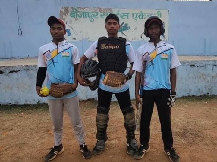 3 tribal youths will show their talent in Japan, selected in International Asia Cup soft ball match ann Chhattisgarh News: बीजापुर के 3 आदिवासी युवा जापान में दिखाएंगे अपनी प्रतिभा, इंटरनेशनल एशिया कप सॉफ्ट बॉल मैच में हुआ चयन