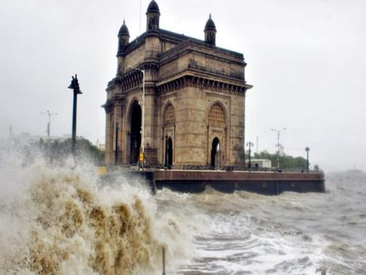 Cyclone Biparjoy News Impact of cyclone Biparjoy on Mumbai's atmosphere Cyclone Biparjoy: बिपरजॉय चक्रीवादळचा मुंबईतील वातावरणावर परिणाम, समुद्र खवळला; पर्यटकांना दूर राहण्याचं आवाहन