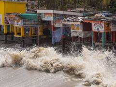 Cyclone Biparjoy Photo: गुजरात में बिपरजॉय चक्रवात की दस्तक, कितनी तेज चल रही हैं हवाएं? मौसम विभाग ने बताया