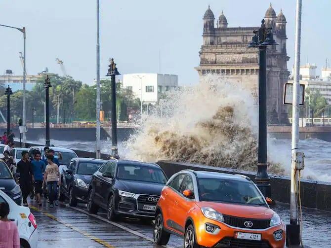 புயலின் அலை, சாலையோரம் நிறுத்தி வைக்கப்பட்ட கார்கள் மீது அடிக்கும் போது. (Source: PTI)