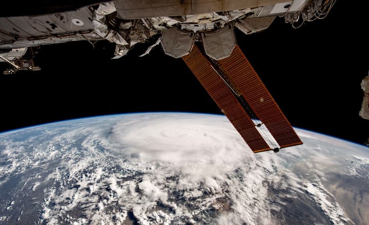 संयुक्त अरब अमिरातीचे (UAE) अंतराळवीर सुलतान अल नेयादी यांनी त्यांच्या ट्विटर अकाऊंटवर अरबी समुद्रावरील चक्रीवादळ बिपरजॉयची काही छायाचित्रं पोस्ट केली आहेत.