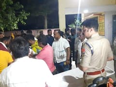 चंदौली में पान दुकानदार को बकाया मांगने पर बदमाश ने मारी गोली, फायरिंग से बाजार में गिरे दुकानों के शटर