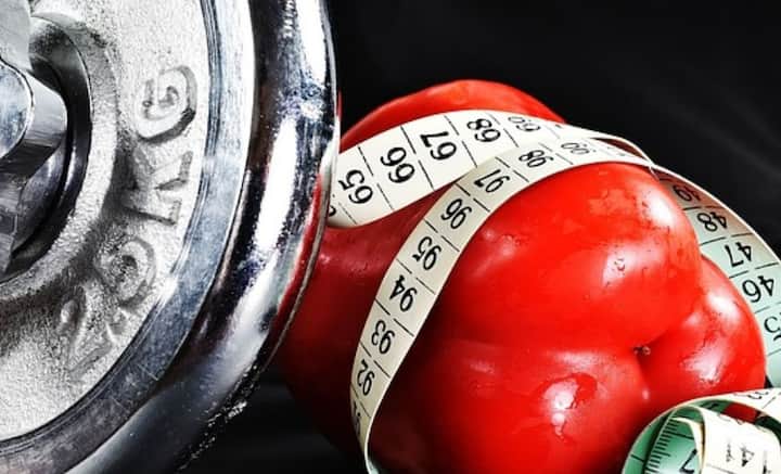 রোজ নিয়ম করে শরীরচর্চা, মেপেজুপে খাওয়া-দাওয়া, আরও হাজারো নিয়ম মেনে চলতে হয়। তাতে একসময় হাত তুলে নিই আমরা।