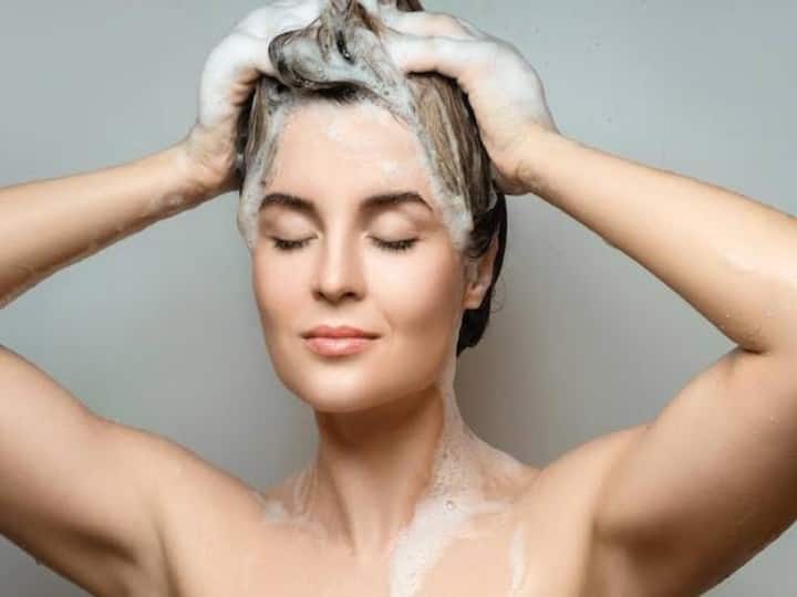 hair care tips washing hair daily beneficial or harmful Hair Wash: क्या हर रोज़ धोने चाहिए बाल... एक्सपर्ट से जानें ऐसा करना सही या गलत, यहां हैं आपके हर सवाल का जवाब