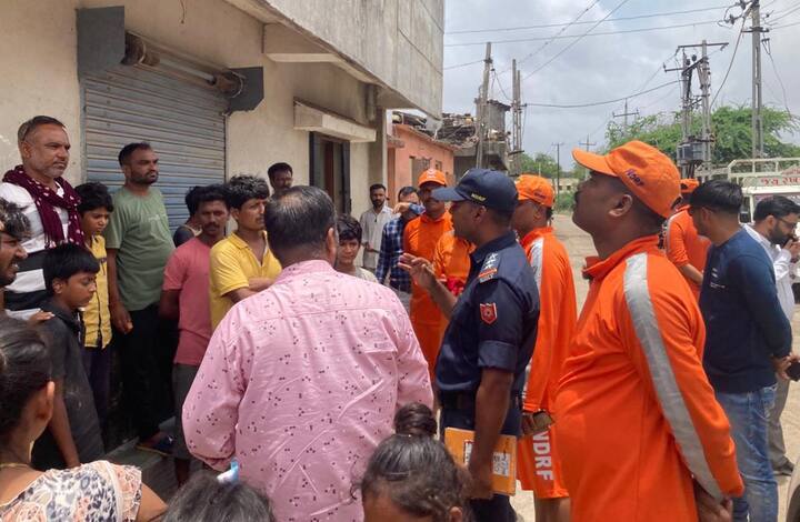গুজরাত উপকূলে ল্যান্ডফল শুরু ঘূর্ণিঝড় বিপর্যয়ের। চলবে মাঝরাত পর্যন্ত। নীচু এলাকা থেকে প্রায় ১ লক্ষ বাসিন্দাকে সরানো হয়েছে।