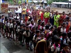 स्कूल चले हम! राज्यभरातील शाळा आजपासून सुरू; कुठे गुलाबाची फुलं देऊन, तर कुठे औक्षण करुन विद्यार्थ्यांचं स्वागत