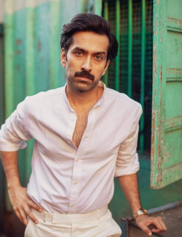 ‘बड़े अच्छे लगते हैं 3’ में राम कपूर का रोल प्ले करने वाले नकुल मेहता ने मुंबई यूनिवर्सिटी से कॉमर्स में मास्टर डिग्री ली है. वह एक ट्रेंड डांसर भी हैं. उनकी कविताएं और सोशल मीडिया पोस्ट उनकी एबिलिटी को दिखाती हैं.