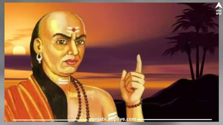 Chanakya Niti: ਚਾਣਕਿਆ ਦੇ ਵਿਚਾਰ ਖੁਸ਼ਹਾਲ ਜੀਵਨ ਲਈ ਮੀਲ ਪੱਥਰ ਸਾਬਤ ਹੁੰਦੇ ਹਨ। ਚਾਣਕਿਆ ਦਾ ਕਹਿਣਾ ਹੈ ਕਿ ਜੇਕਰ ਤੁਸੀਂ ਖੁਸ਼ਹਾਲ ਵਿਆਹੁਤਾ ਜੀਵਨ ਚਾਹੁੰਦੇ ਹੋ ਤਾਂ ਆਪਣੀ ਪਤਨੀ ਦੇ ਸਾਹਮਣੇ 4 ਚੀਜ਼ਾਂ ਦਾ ਜ਼ਿਕਰ ਨਾ ਕਰੋ।