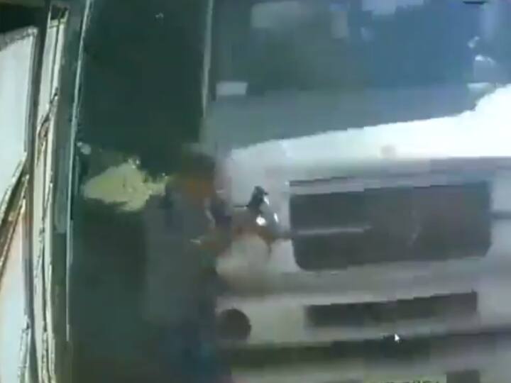 Overloaded Truck Suddenly Jumped On Person Standing Roadside Video Viral On Social Media सड़क किनारे खड़ा था शख्स, एकाएक आई ट्रक ने उछलकर मार दी टक्कर, दिल दहला देगा ये Video