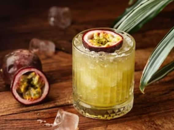 Pineapple Margarita: वीकेंड को खास अंदाज में करना है सेलिब्रेट, तो घर पर बनाएं ये खास ड्रिंक