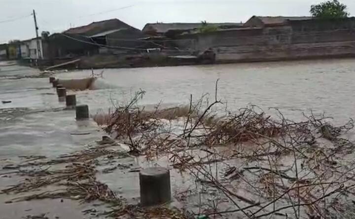 રાજ્યના અનેક વિસ્તારોમાં વાવાઝોડાને કારણે વરસાદ પડી રહ્યો છે. અમરેલીમાં ભારે વરસાદને કારણે પૂરની સ્થિતિ નિર્માણ પામી છે.