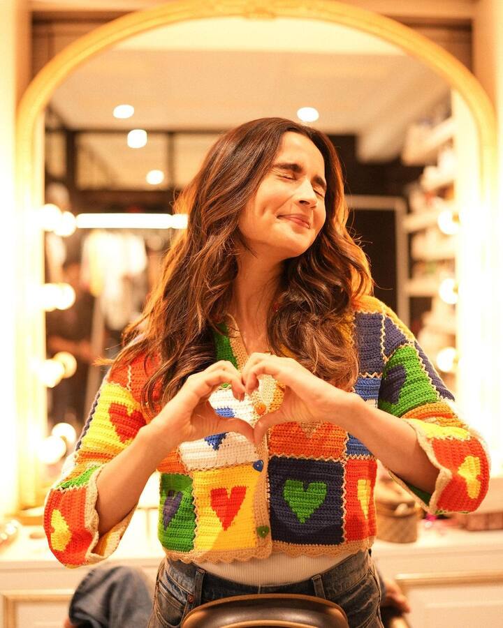 आलियानं शेअर केलेल्या फोटोमध्ये ती कलरफुल हार्ट प्रिंट असणारा टॉप आणि डेनिम अशा लूकमध्ये दिसत आहे.