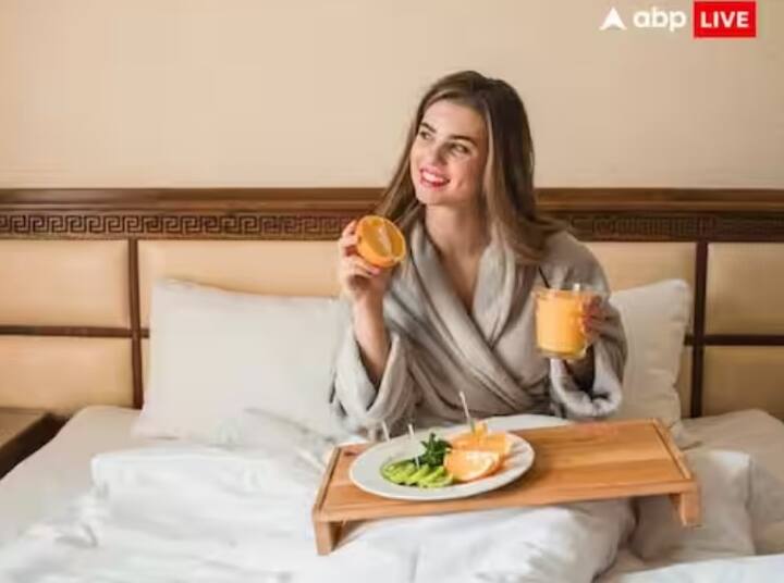 ਸ਼ਾਸਤਰਾਂ 'ਚ ਕਿਹਾ ਗਿਆ ਹੈ ਕਿ ਬਿਸਤਰ 'ਤੇ ਬੈਠ ਕੇ ਖਾਣਾ-ਪੀਣਾ ਨਹੀਂ ਚਾਹੀਦਾ, ਇਸ ਨਾਲ ਦੇਵੀ ਲਕਸ਼ਮੀ ਨਾਰਾਜ਼ ਹੋ ਜਾਂਦੀ ਹੈ। ਬਿਸਤਰੇ 'ਤੇ ਬੈਠ ਕੇ ਖਾਣਾ ਖਾਣ ਨਾਲ ਦਲਿੱਦਰ ਆਉਂਦਾ ਹੈ।