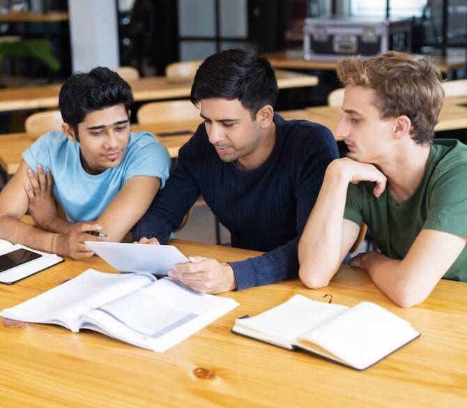 'ਏਬੀਪੀ ਨਿਊਜ਼' ਨਾਲ ਗੱਲ ਕਰਦੇ ਹੋਏ, ਇੰਦੌਰ ਸਥਿਤ ਸਟੱਡੀ ਮੈਟਰੋ ਪਲੇਟਫਾਰਮ ਦੇ ਸਹਿ-ਸੰਸਥਾਪਕ ਅਭਿਸ਼ੇਕ ਬਜਾਜ, ਜੋ ਪਿਛਲੇ 13 ਸਾਲਾਂ ਤੋਂ ਫਾਰਨ ਸਟੱਡੀ ਸਲਾਹਕਾਰ ਵਜੋਂ ਕੰਮ ਕਰ ਰਹੇ ਹਨ, ਦਾ ਕਹਿਣਾ ਹੈ ਕਿ ਉਨ੍ਹਾਂ ਨੇ 12ਵੀਂ ਤੋਂ ਬਾਅਦ ਇੱਕ ਨਵੀਂ ਕਿਤਾਬ 'ਐਕਸਪਲੋਰਿੰਗ ਸਟੱਡੀ ਅਬਰੋਡ ਮੌਕੇ' ਪ੍ਰਕਾਸ਼ਿਤ ਕੀਤੀ ਹੈ। ਇਸ ਵਿੱਚ ਵਿਦੇਸ਼ ਵਿੱਚ ਪੜ੍ਹਾਈ ਕਰਨ ਦੇ ਚਾਹਵਾਨ ਬੱਚਿਆਂ ਦੇ ਮਨਾਂ ਵਿੱਚ ਜੋ ਵੀ ਸਵਾਲ ਉੱਠਦੇ ਹਨ, ਉਨ੍ਹਾਂ ਦੇ ਜਵਾਬ ਉਨ੍ਹਾਂ ਨੇ ਲਿਖੇ ਹਨ। ਉਨ੍ਹਾਂ ਦਾ ਕਹਿਣਾ ਹੈ ਕਿ ਇਹ ਕਿਤਾਬ ਵਿਦਿਆਰਥੀਆਂ ਨੂੰ ਵਿਦੇਸ਼ੀ ਸਿੱਖਿਆ ਨਾਲ ਸਬੰਧਤ ਲਗਪਗ ਸਾਰੀ ਜਾਣਕਾਰੀ ਪ੍ਰਦਾਨ ਕਰਦੀ ਹੈ।