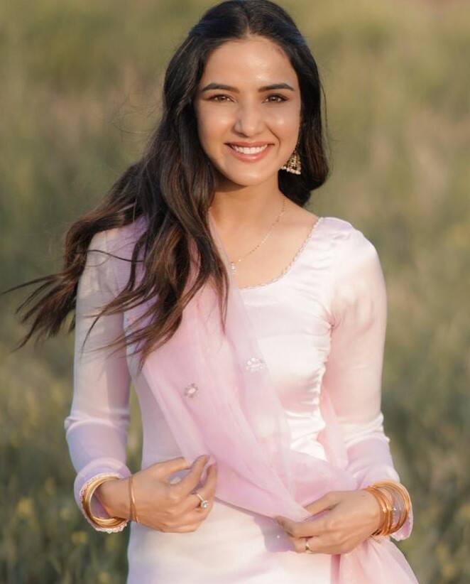 ‘बिग बॉस 14’ फेम जैस्मीन भसीन के पास हॉस्पिटैलिटी डिग्री है. टेलीविजन इंडस्ट्री में आने से पहले ‘दिल से दिल तक’ की एक्ट्रेस ने अमेरिकन एक्सप्रेस की मार्केटिंग टीम में भी काम किया था.