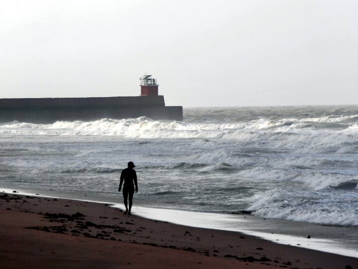 Cyclone Biparjoy High tides in sea of Mumbai security forces on alert Cyclone Biparjoy Effect: बिपरजॉय का ट्रेलर! मुंबई के समंदर में हाई टाइड्स, अलर्ट पर सुरक्षाबल