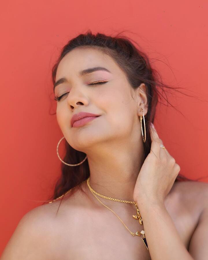 To complete her look, Divya opted for light makeup comprising a pink lipstick. (Image Source: Instagram/Divya Agarwal)