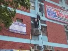 दिल्ली के मुखर्जी नगर के कोचिंग सेंटर में लगी आग, छात्रों ने कूदकर बचाई जान