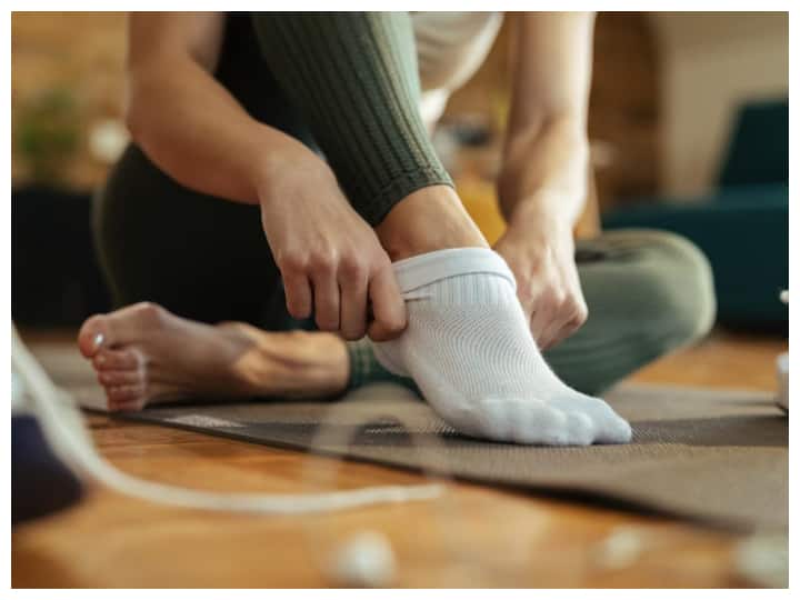 do not wear tight sock for long time it can be harmful for health Sock During Summer: गर्मी में ज्यादा देर मोजा पहनने से पैरों को हो सकता है ये गंभीर नुकसान, बदबू इसका लक्षण तो नहीं