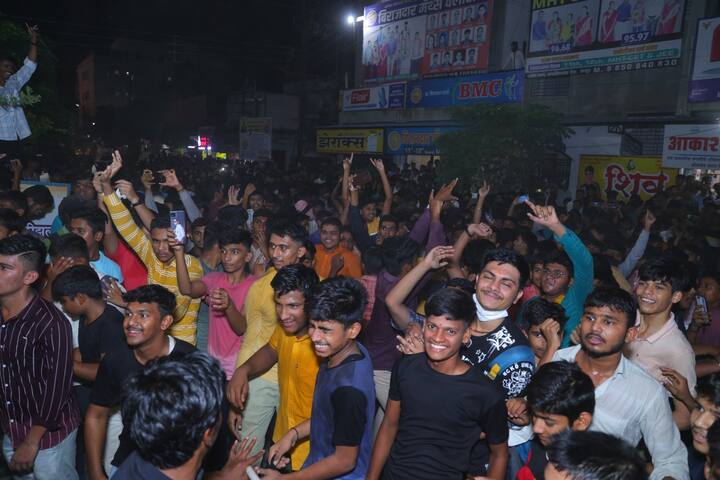 एकाच शहरातील हाताच्या बोटावर मोजता येथील एवढ्या कॉलेज मधून आणि खासगी कोचिंग क्लास यांच्या माध्यमातून थोडी थोडकी नव्हे तर दीड हजारापेक्षा जास्त विद्यार्थ्यांनी एमबीबीएस मध्ये प्रवेश पक्का केल्याचं समोर आलंय... हा आहे लातूर पॅटर्न...