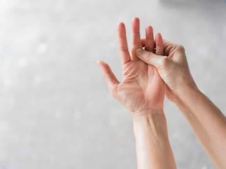 health tips sensation and tingling in hand and legs know causes and treatment in hindi क्या आपको भी लगता है जैसे हाथ-पैर में काट रही हैं चीटियां? अगर हां तो सावधान हो जाइए