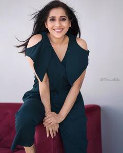 స్టన్నింగ్ ఫోజులతో కైపెక్కిస్తున్న యాంకర్ రష్మీ!