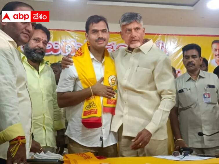 Chandrababu has massively joins leaders of other parties into the TDP. Kuppam Chandrababu : కుప్పం టీడీపీలోకి భారీగా చేరికలు - పసుపు కండువా కప్పుకున్న కాంగ్రెస్ జిల్లా అధ్యక్షుడు !