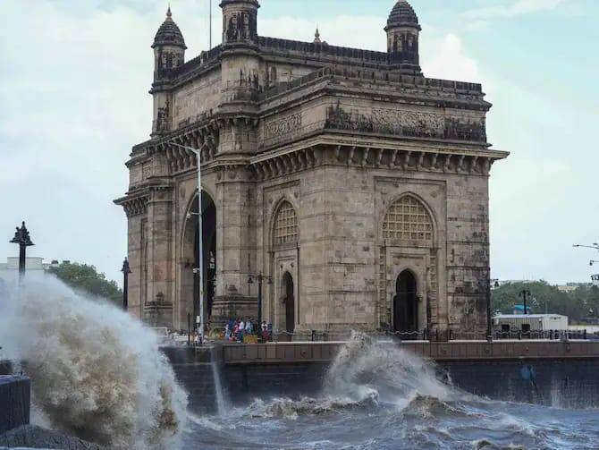 கேட் வே ஆப் இந்தியா அருகே ஆக்ரோஷ அலைகள். (Source: PTI)