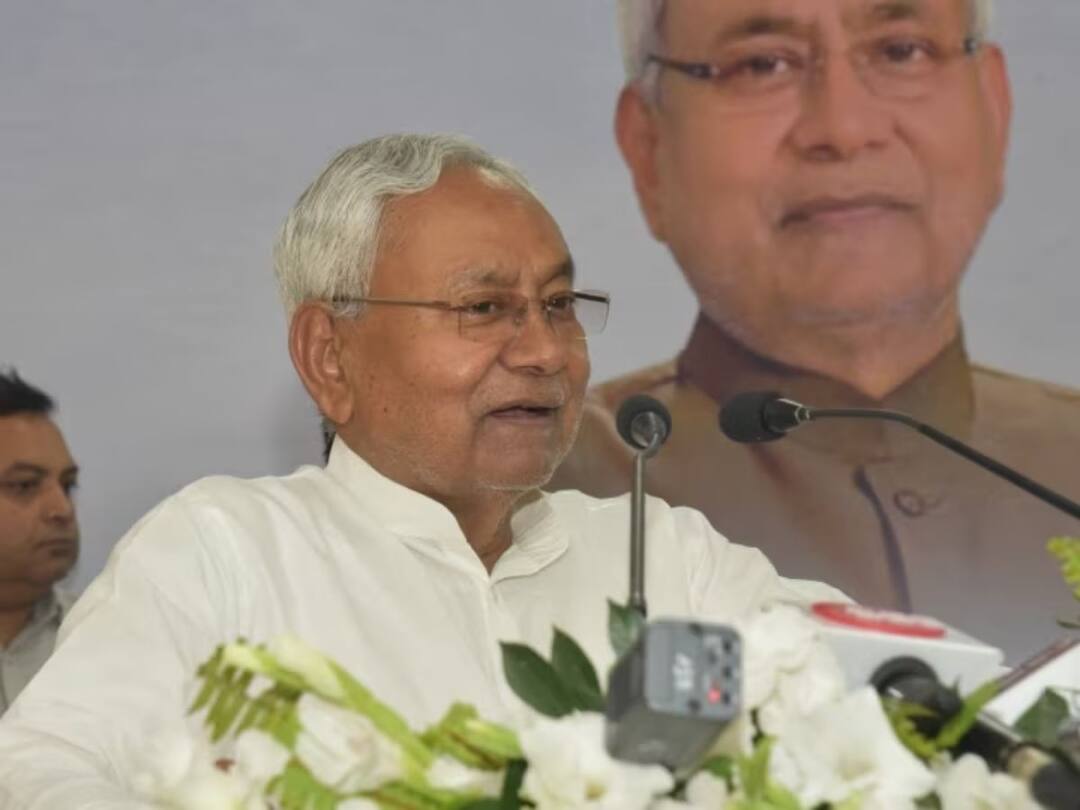 Big lapse in Nitish Kumar's security, had gone on morning walk, CM climbed on footpath to escape మార్నింగ్‌ వాక్‌కి వెళ్లిన సీఎంపైకి దూసుకొచ్చిన బైకర్, డైవ్ చేసి ప్రమాదం నుంచి తప్పించుకున్న ముఖ్యమంత్రి