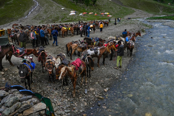জম্মু-কাশ্মীর। ভূস্বর্গ নামেই খ্যাত। অপরূপ প্রাকৃতিক সৌন্দর্য, মনোরম আবহাওয়া- সব মিলিয়ে দেশ-বিদেশের পর্যটকদের কাছে মোট ওয়ান্ডেট ডেস্টিনেশন।