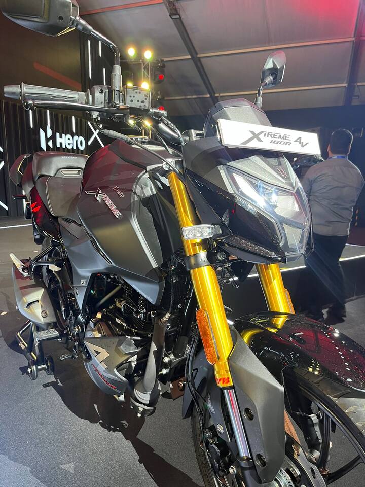 नई एक्सट्रीम 160R 4V में एक नया 163.2cc, 4-स्ट्रोक, एयर-कूल्ड, 4-वाल्व इंजन मिलता है. यह इंजन जो 8500 rpm पर 16.9PS की पॉवर और 6600rpm पर 14.6Nm का टॉर्क जेनरेट करने में सक्षम है. इस इंजन को 5-स्पीड गियरबॉक्स से जोड़ा गया है.