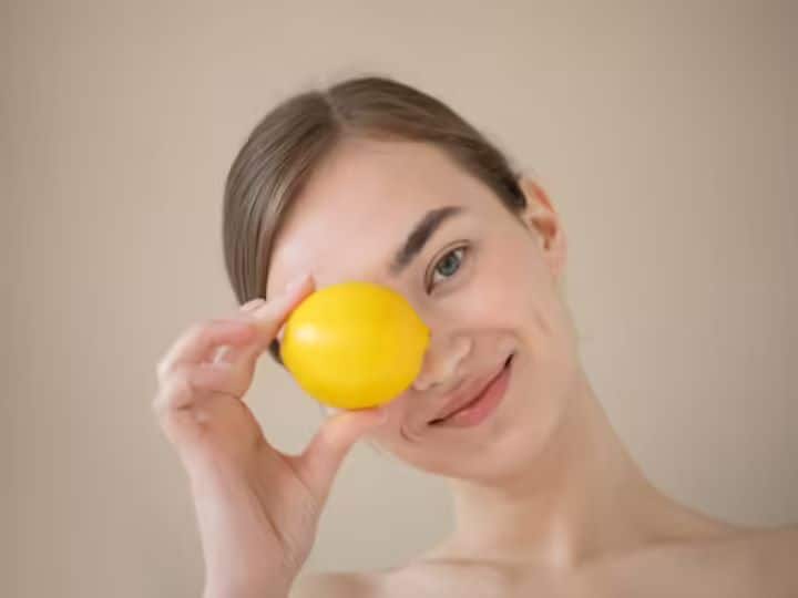 how to use lemon for natural glowing face चेहरे पर चाहिए नेचुरल निखार तो सिर्फ 2 रुपए की नींबू से बन जाएगा आपका काम